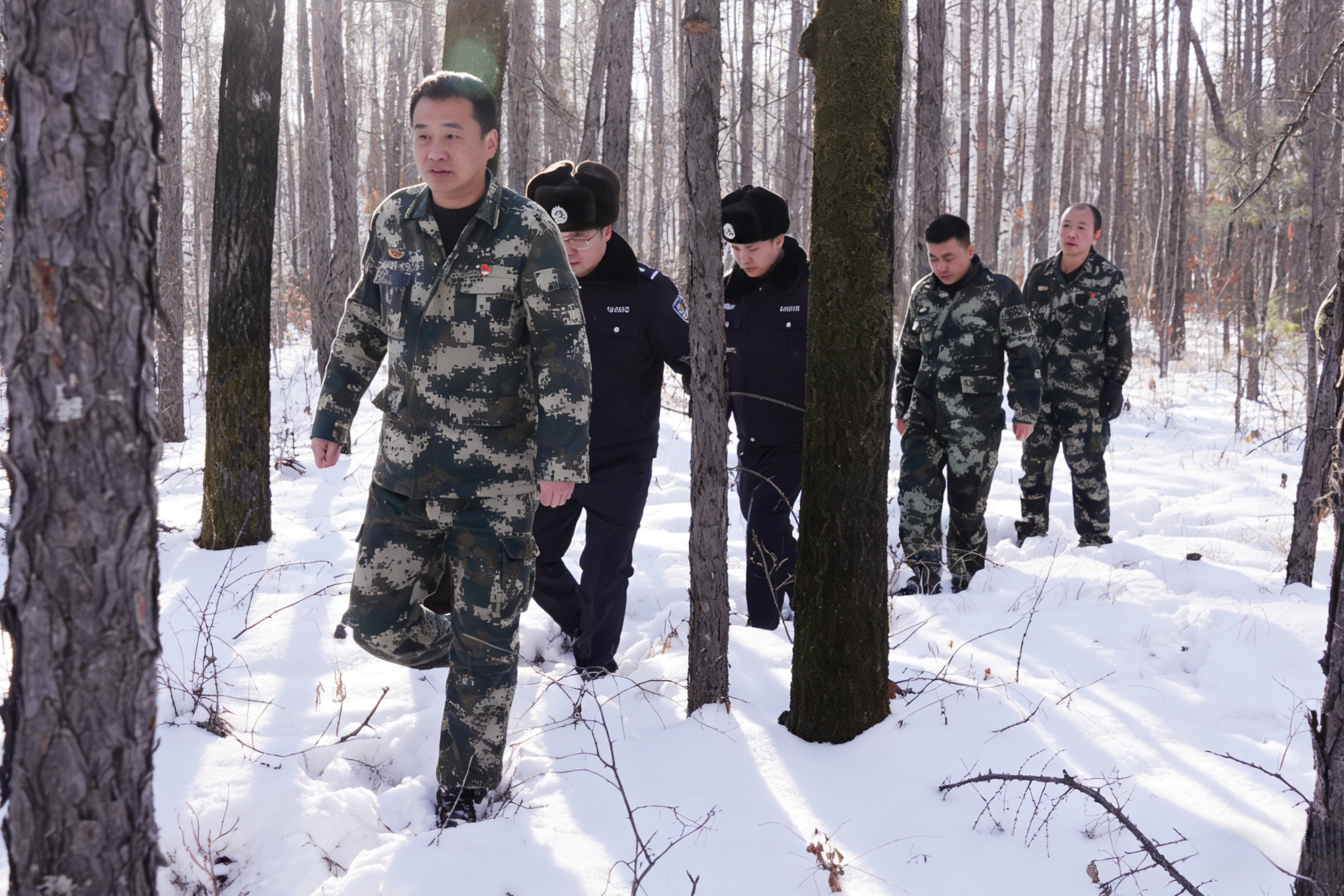 十八站林业局联合驻地派出所开展巡山清套工作(李晓龙 摄)