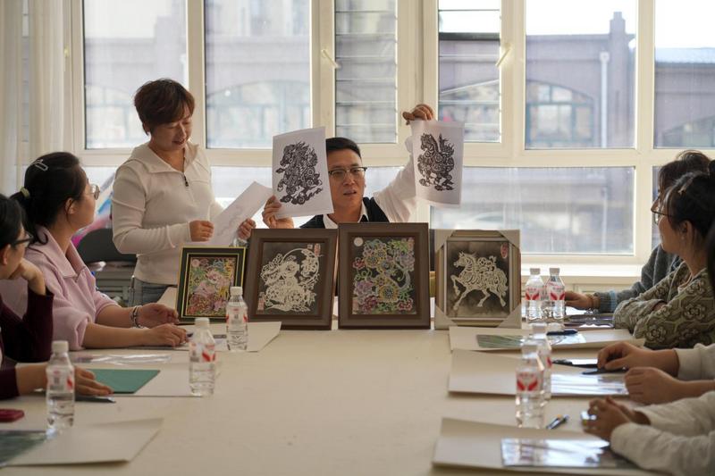 灯熏剪纸技艺传承人王涛为青年人才讲授非遗技巧(李世铭 摄)