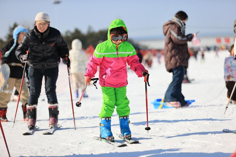 1月2日,滑雪爱好者在滑雪场滑雪。(司伟 摄)