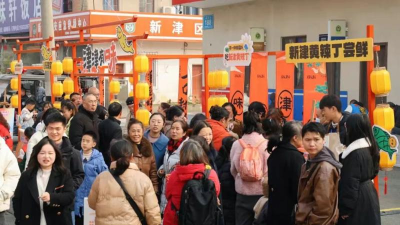 焕新升级的“黄辣丁第一街”(周小橙 摄)