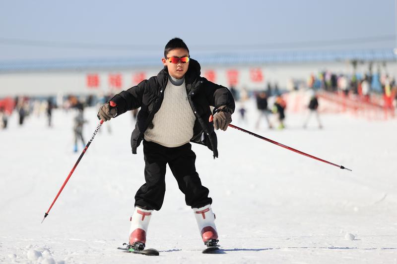 1月2日,滑雪爱好者在滑雪场滑雪。(司伟 摄)