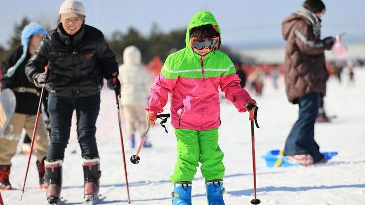江苏连云港赣榆区塔山镇：元旦滑雪 乐享假日