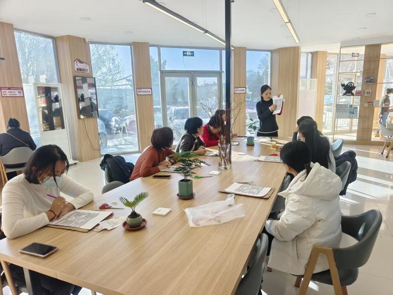 非遗剪纸进社区(高颖 摄)