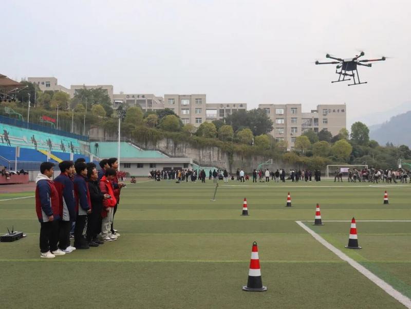 彭水职教中心学生进行无人机实训.jpg