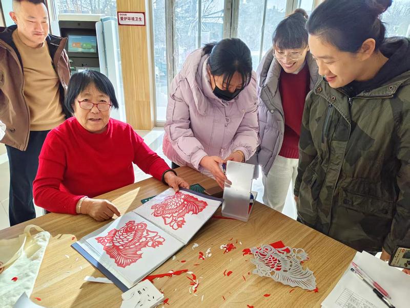 非遗剪纸进社区(高颖 摄)