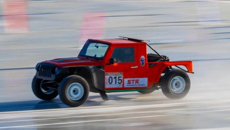 友谊县汽车场地赛事(杨军 摄)