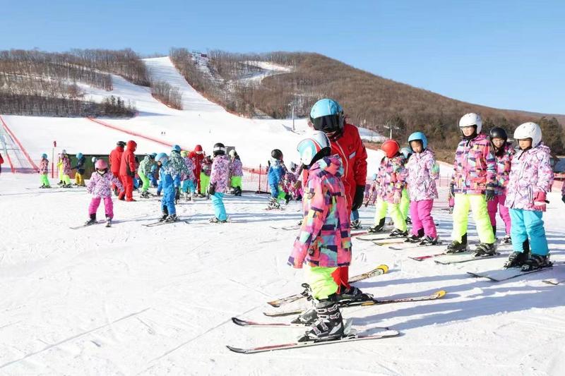 儿童在宝清滑雪场现场学习(杨军 摄)