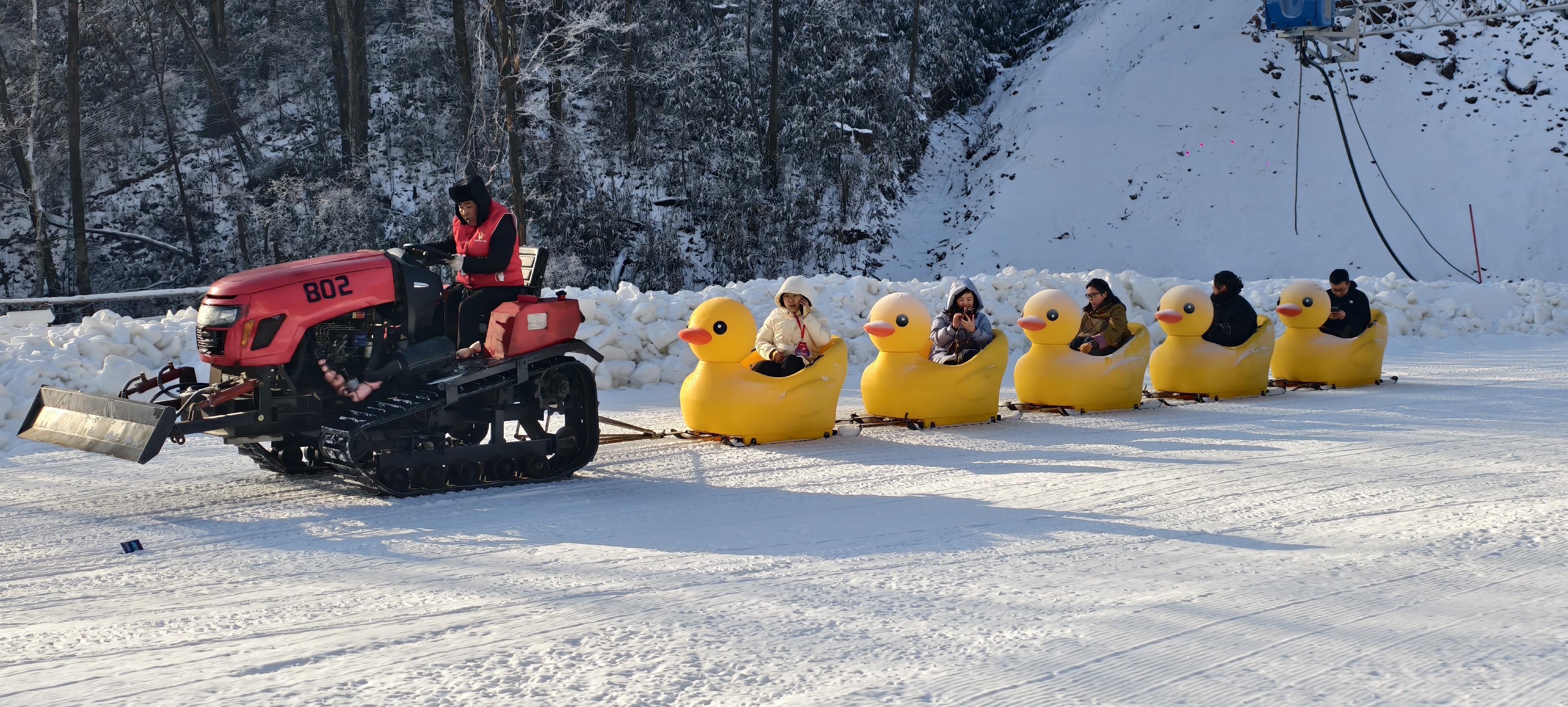 冰雪运动体验(戚原 摄)