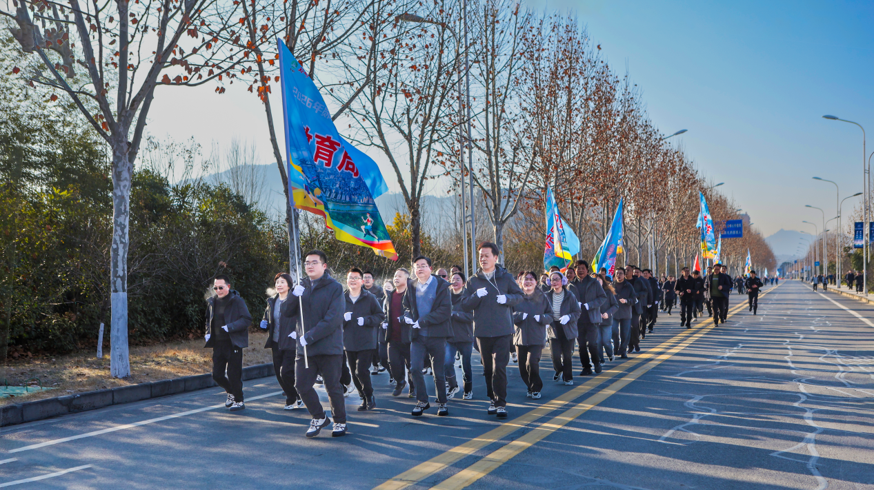 3000余名干群以奔跑之姿共赴“春之约”(徐军 摄)
