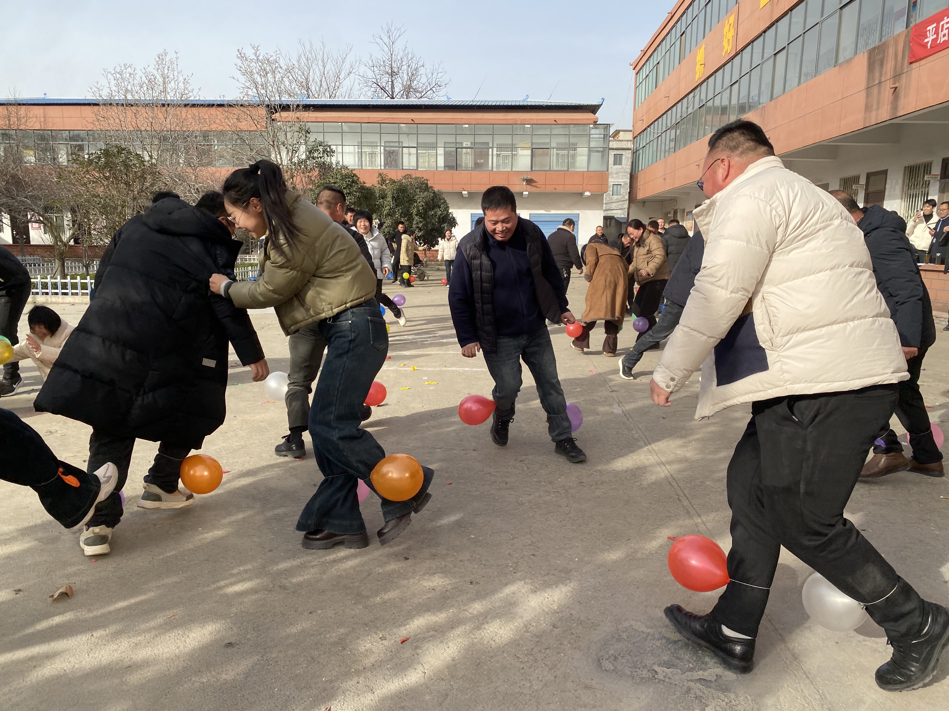 平店乡冬季运动会有奖踩气球比赛现场(赵永昌 摄)