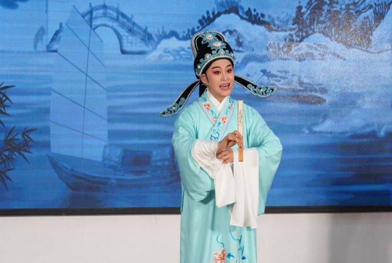 活动在柯坪县玉尔其乡阿热阿依玛克村文化礼堂精彩上演(艾热提·加沙热提 摄)