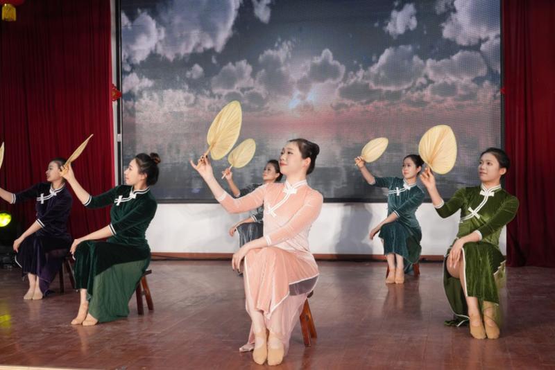 《采茶舞曲》(艾热提·加沙热提 摄)