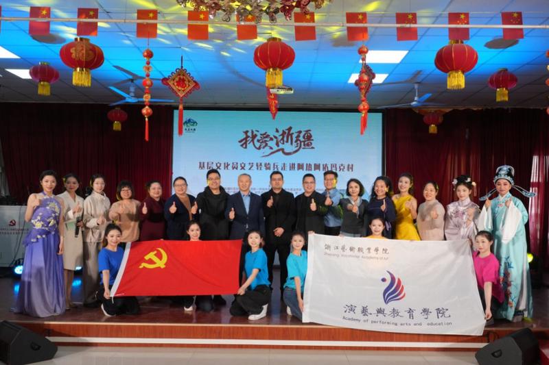 活动在柯坪县玉尔其乡阿热阿依玛克村文化礼堂精彩上演(艾热提·加沙热提 摄)