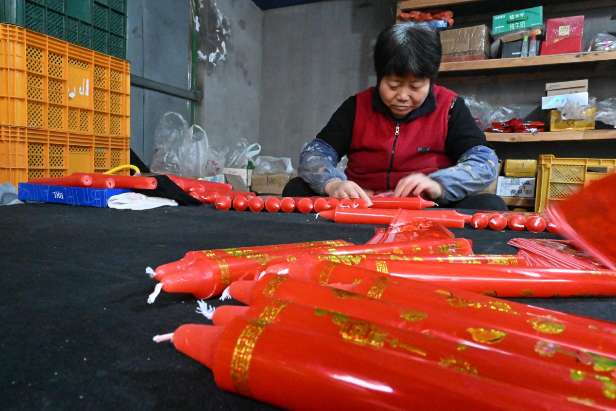 山东省青岛市即墨区段泊岚镇西大于庄村的农民在包装红蜡烛(张涛 摄)