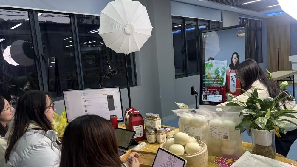 同学们在香榧基地直播售卖香榧 (刘慧娟 摄)