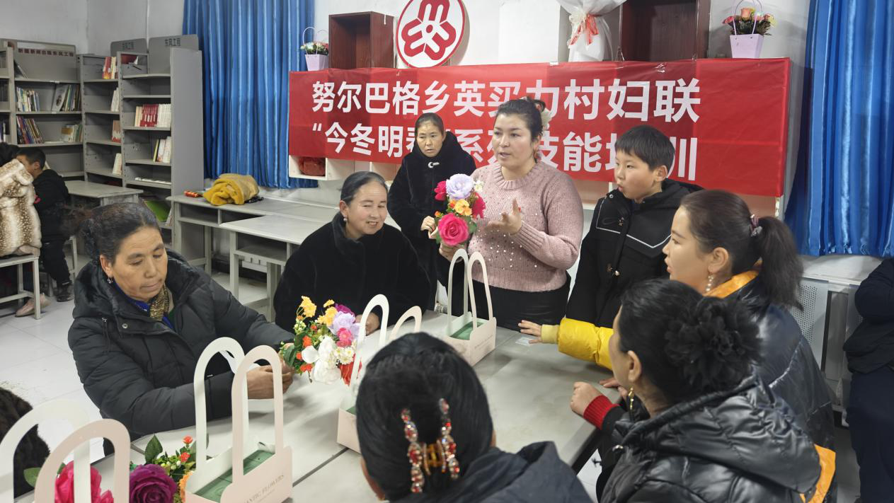 培训中,村民参与手工花艺学习交流。(排孜莱提·尼亚则 摄)