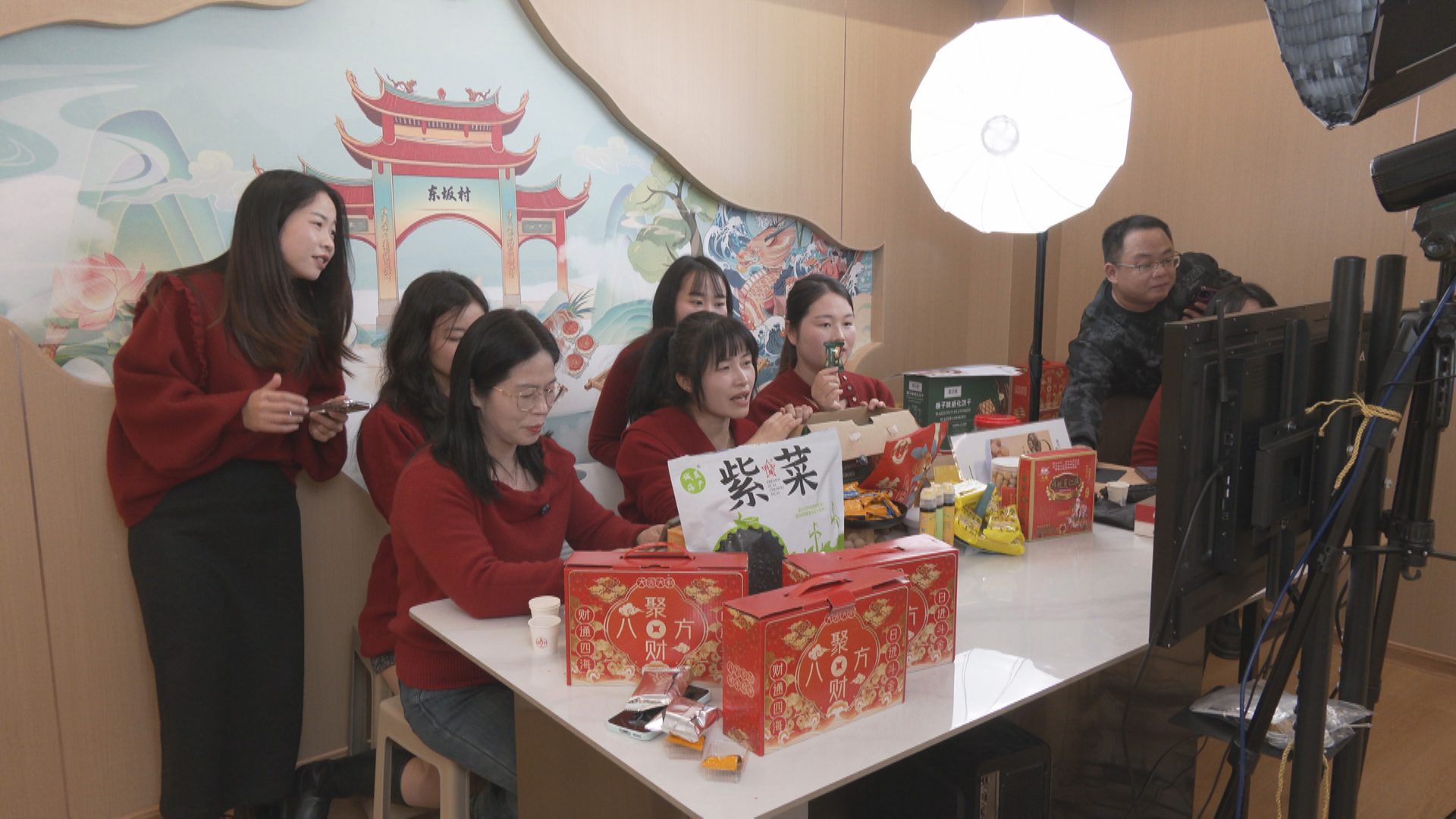 “佛昙礼好·河鲀礼遇”伴手礼体验馆启动直播带货活动(林泽霖 摄)