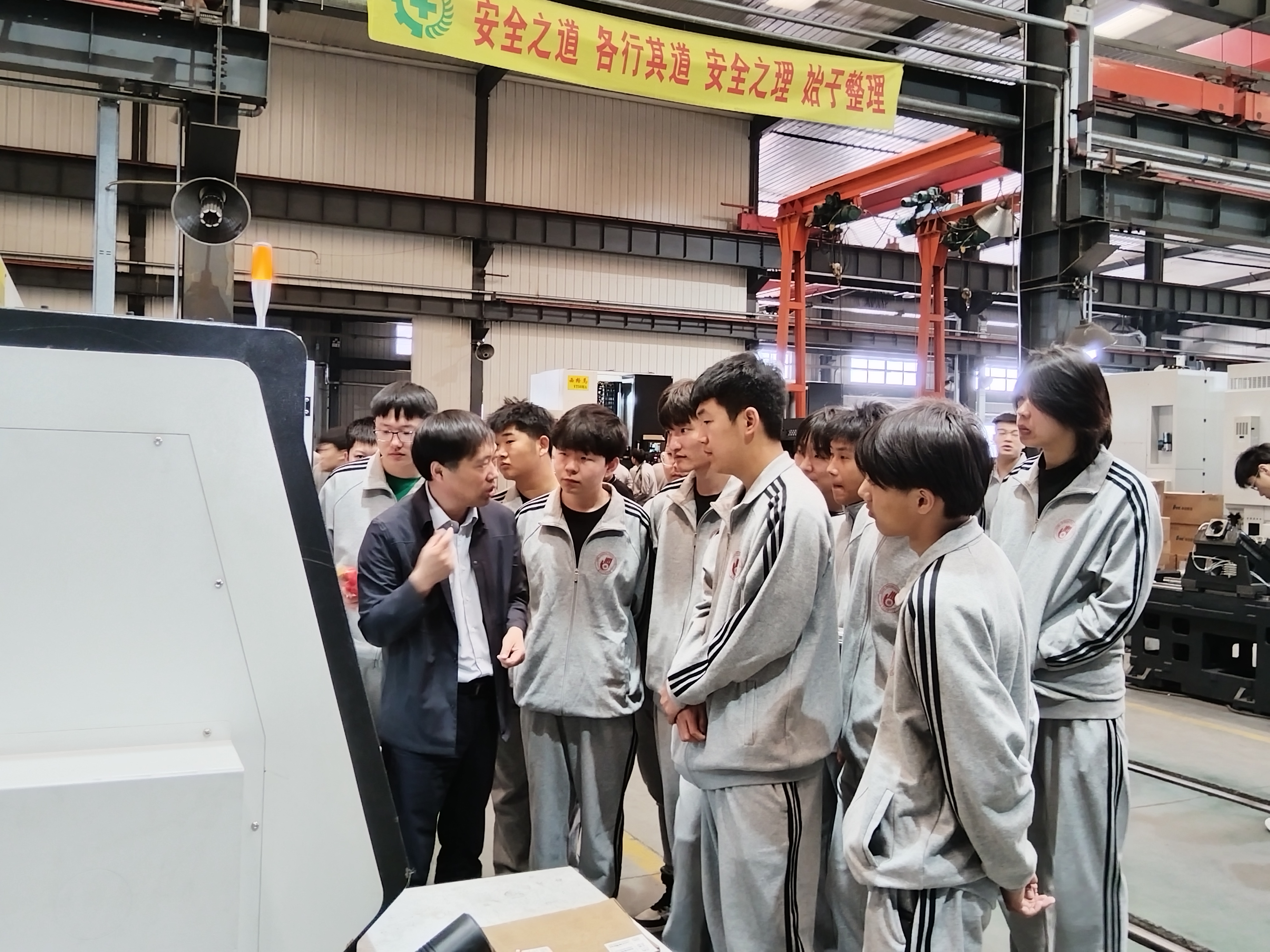 学生在车间实习(付永 摄)