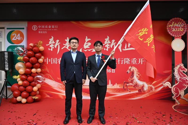 王飞为党员先锋队授旗 (郭宁 摄)