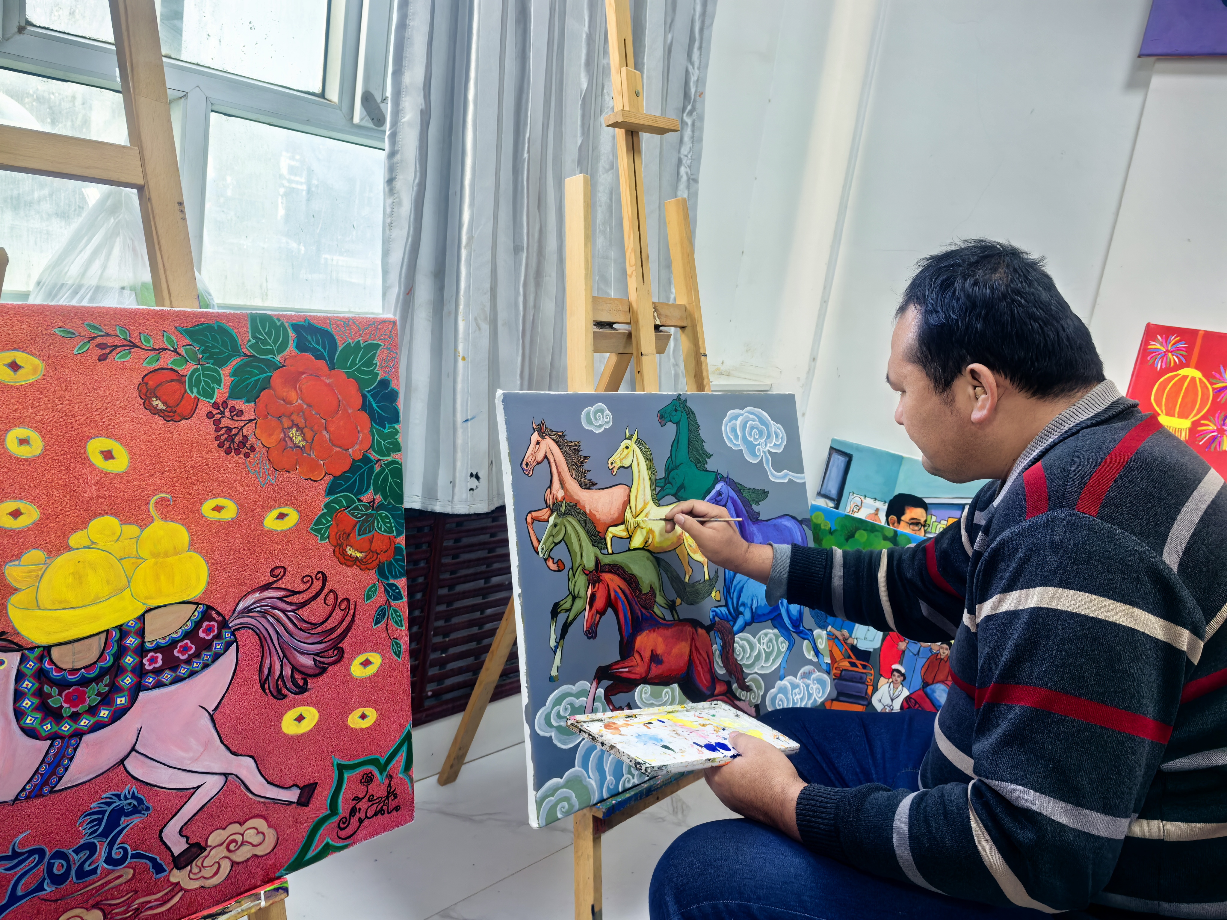 农民画师在阿瓦提县刀郎文化(农民画)非遗传承中心创作农民画(查燕荣 摄)
