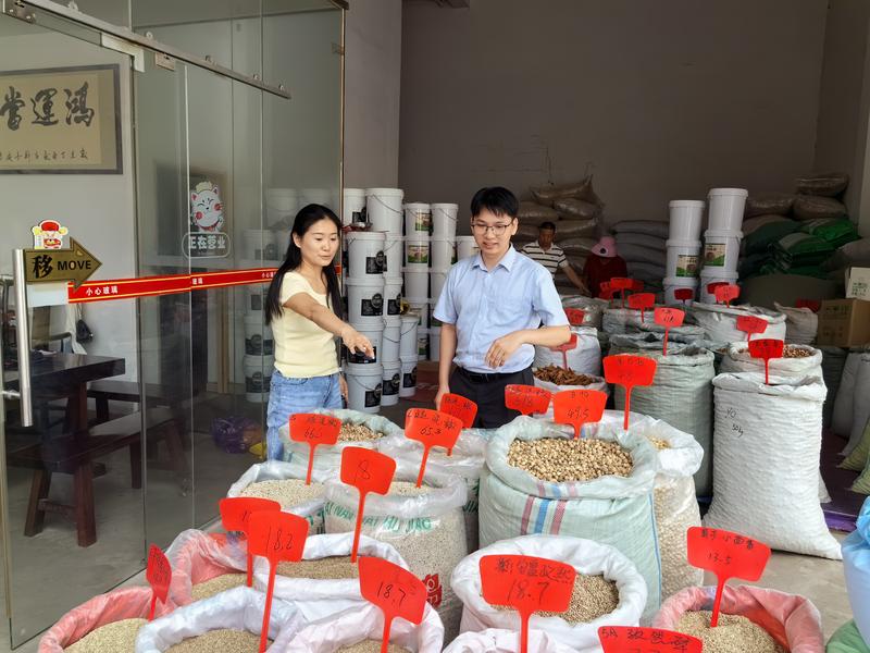 农行客户经理走访香料商户 (郭宁 摄)