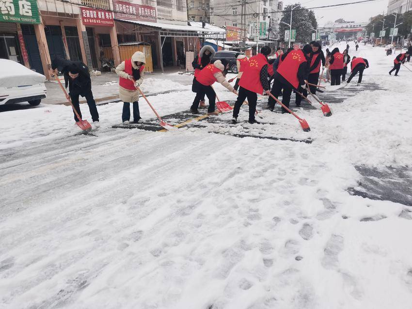 大悟党员干部正在进行积雪清扫(易荣波 摄)