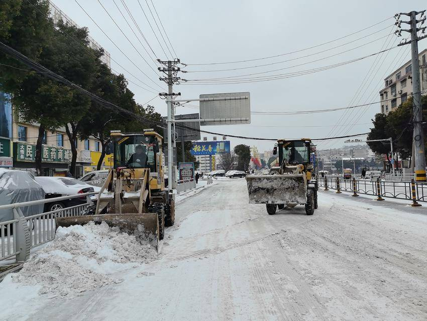 铲车正在铲雪(易荣波 摄)