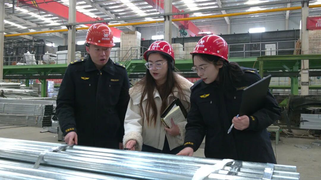 市场监督管理局工作人员正在企业生产车间详细核查生产情况(上官新宇 摄)