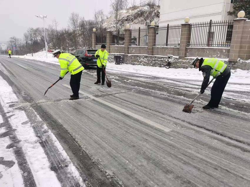 应急队伍正在清理积雪(易荣波 摄)