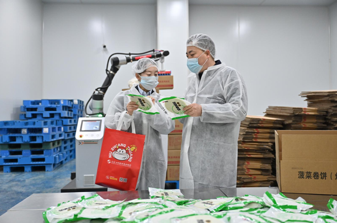 泗阳农商银行客户经理在江苏玛格莱清真食品有限公司了解水饺生产及销售情况 (郑丽娟 摄)