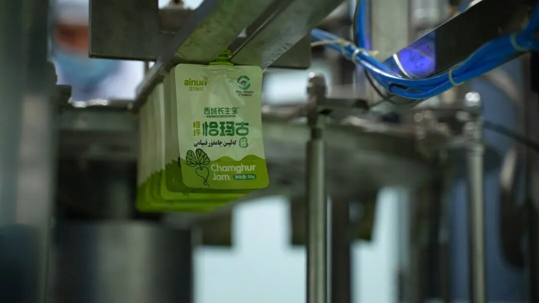 生产线上正在生产恰玛古产品(艾热提 摄)