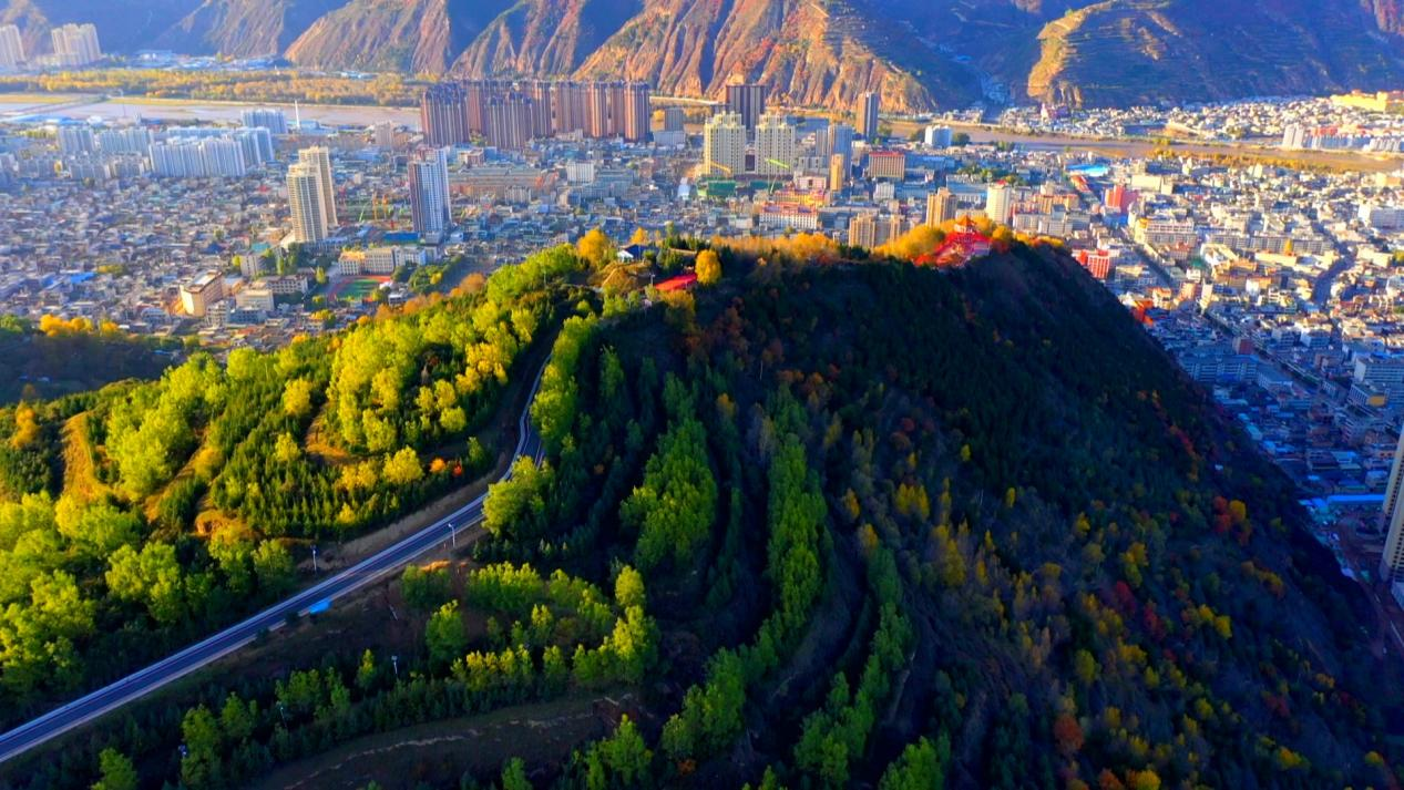 岷县县城风貌一隅(隆红霞 摄)