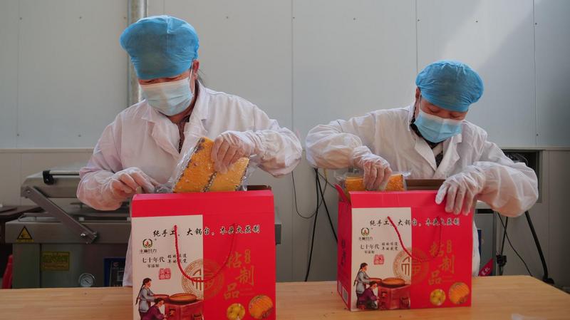 黑龙坝镇合力村村民正在打包(王帅 摄)