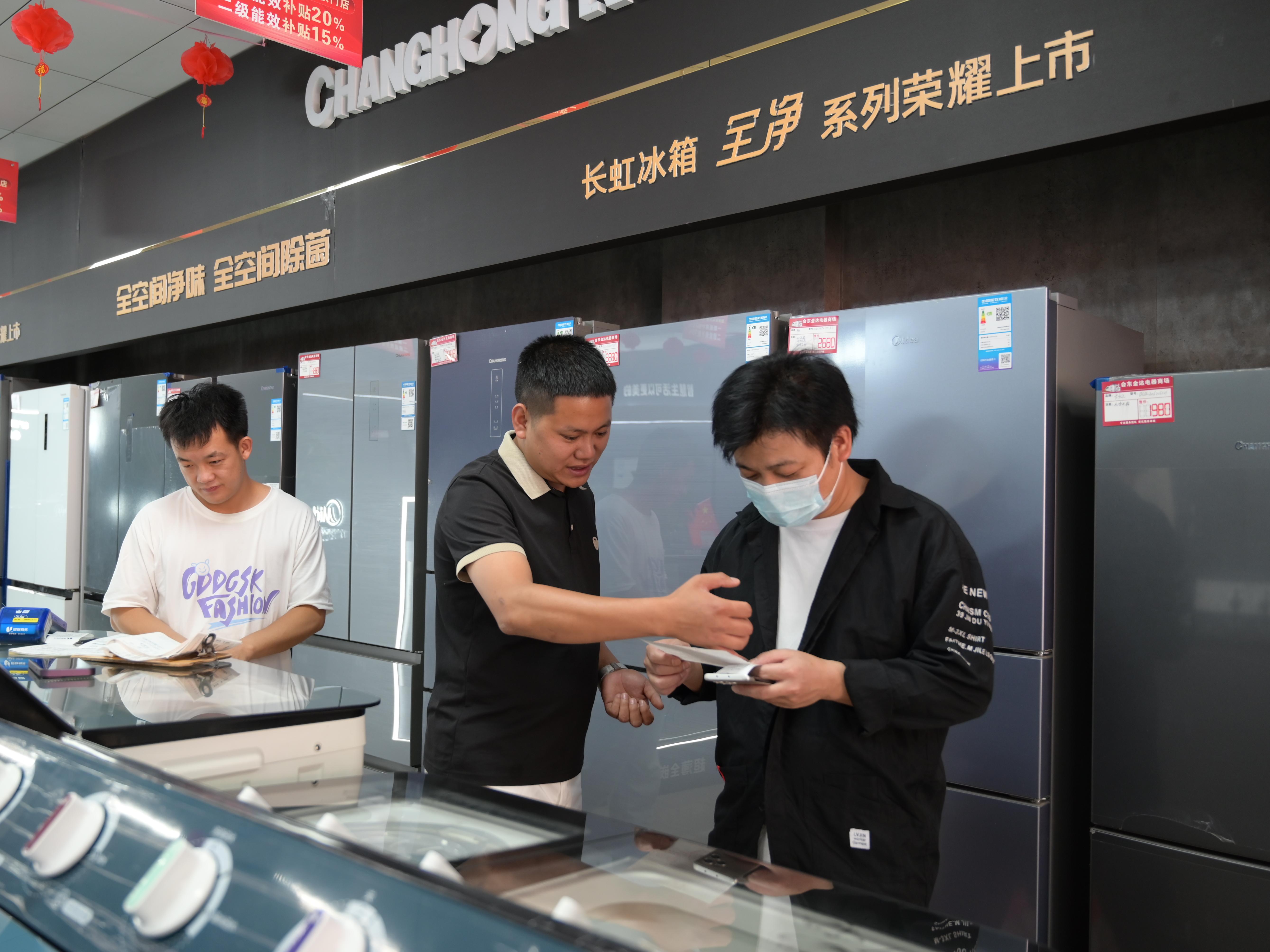 家电以旧换新(杨海灵 摄)