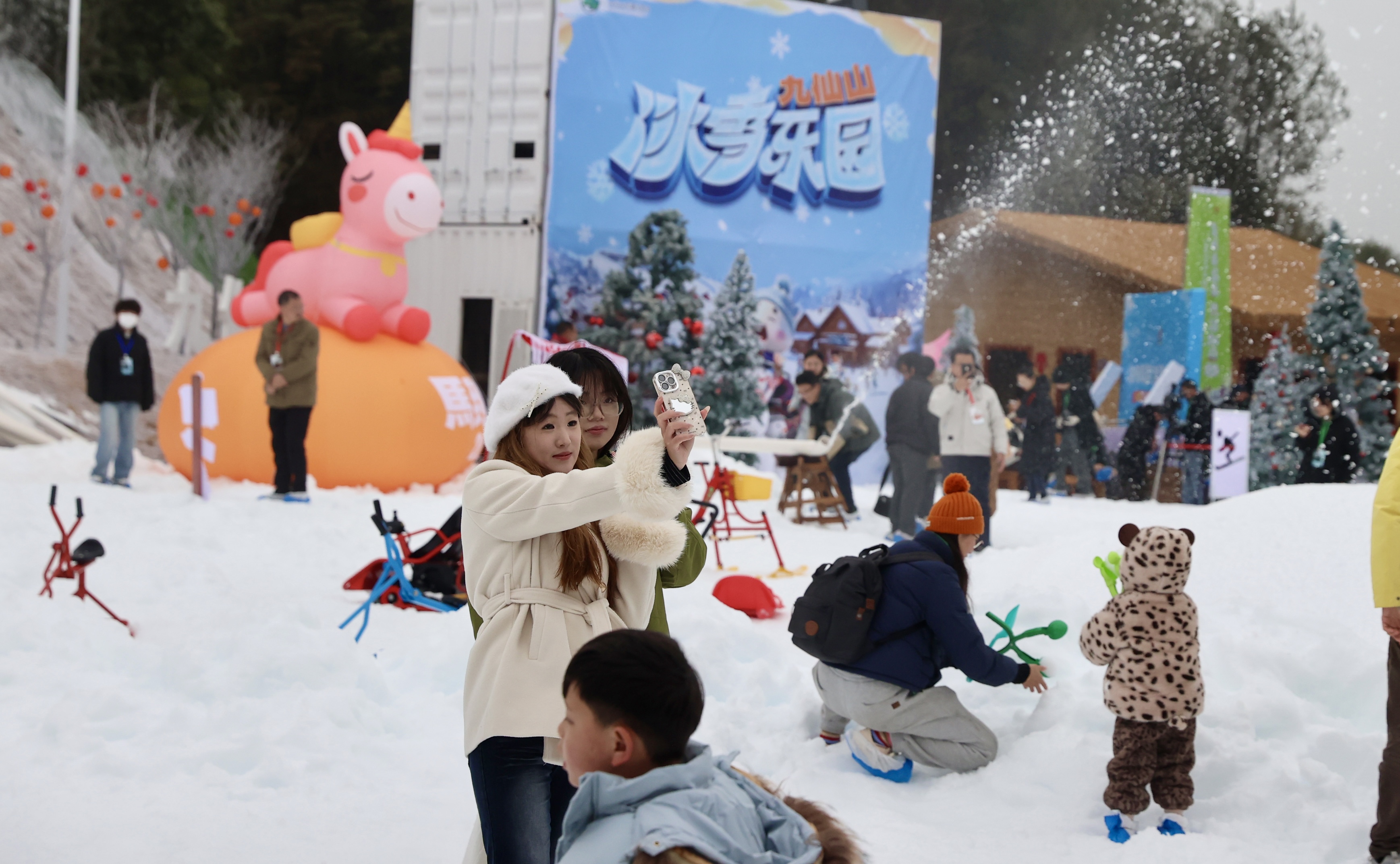 游客在九仙山小冰谷体验打卡(陈小阳 摄)