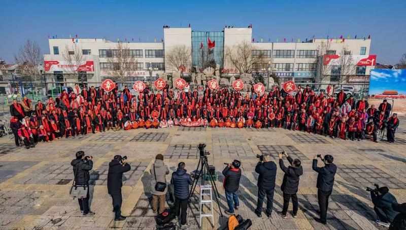 400余名村民共拍全家福(杨国庆 摄)