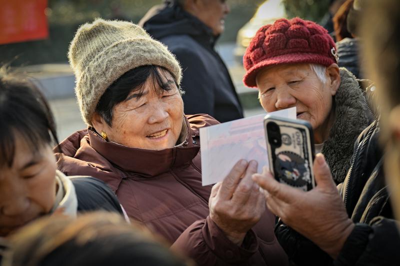 “幸福任城·福至万家”全家福拍摄活动现场(杨国庆 摄)