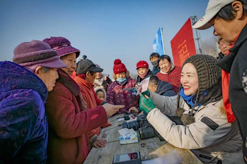 “幸福任城·福至万家”全家福拍摄活动现场(杨国庆 摄)