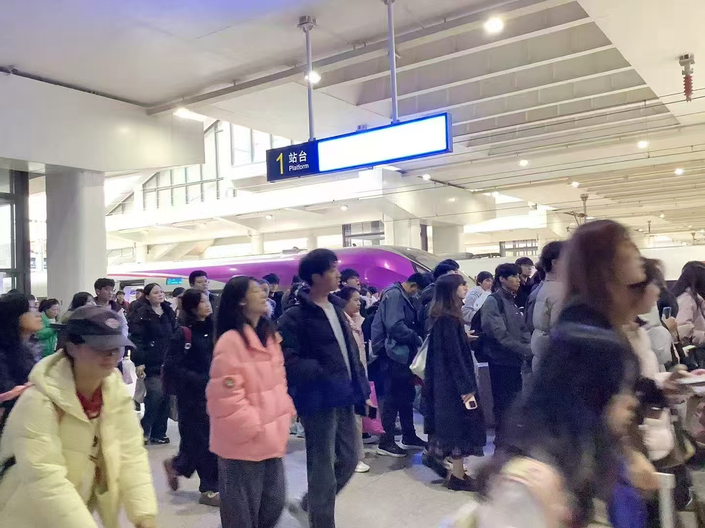 “新城快线”武汉东站站台,旅客到达出站(李晶晶 摄)