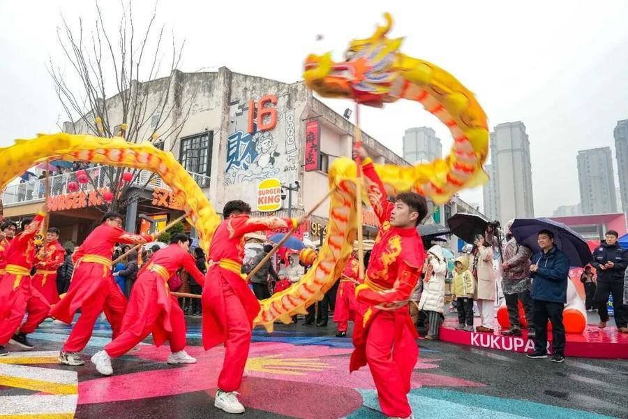 非遗代表性项目轮番登场,让市民沉浸式领略传统民俗的独特魅力。(陈三虎 摄)