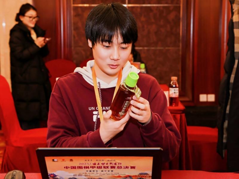 选手们正在品尝携赛事指定用茶(赤壁青砖茶)(田逢荣 摄)