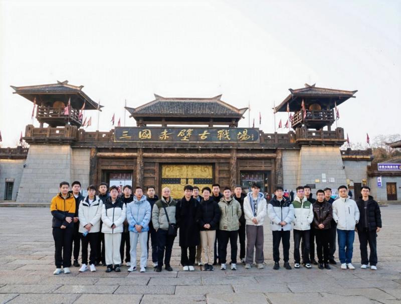 国手们在三国赤壁古战场外合影留念 (田逢荣 摄)