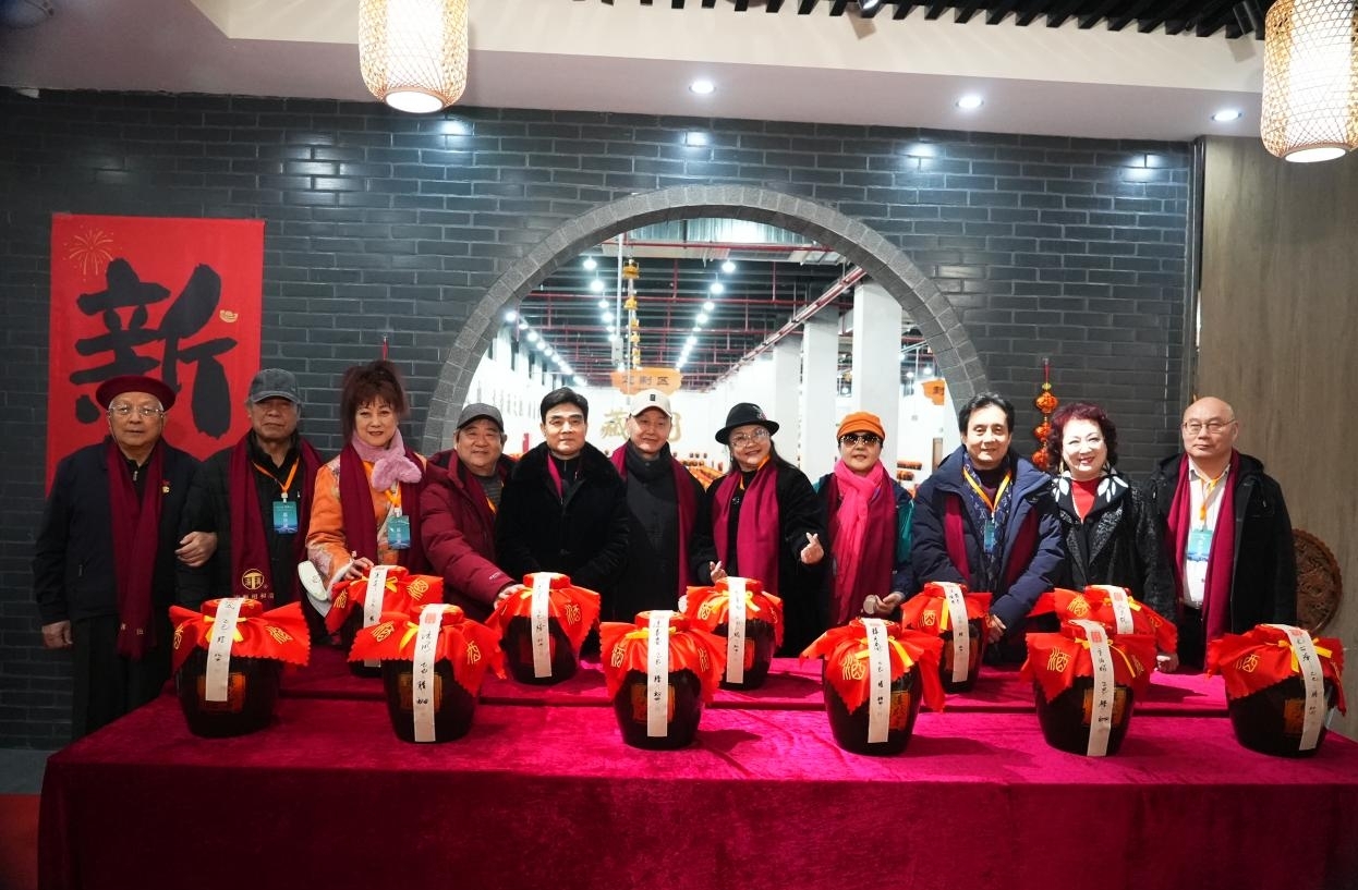 艺术家们在江苏汤沟两相和酒业有限公司的藏酒阁(周丽萍 摄)