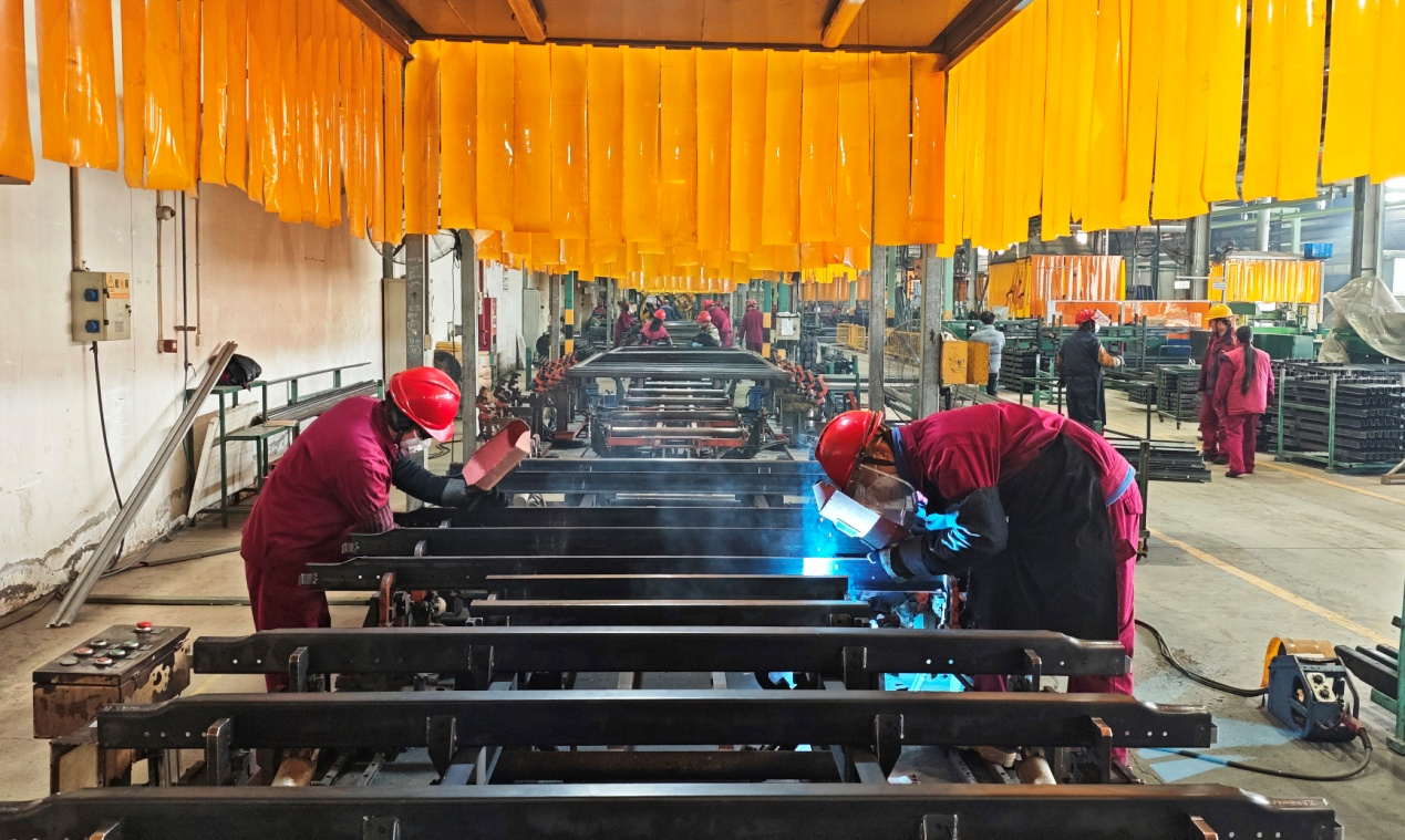 合肥同大江淮汽车有限公司流水线上焊花飞舞(钱良好 摄)