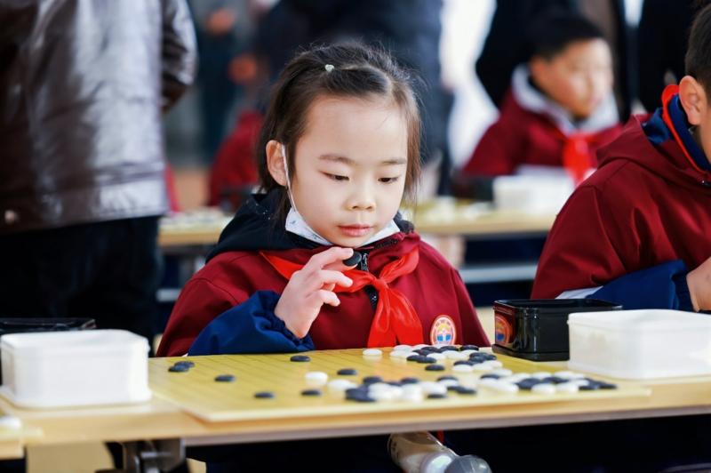 小选手正在认真的下棋 (田逢荣 摄)