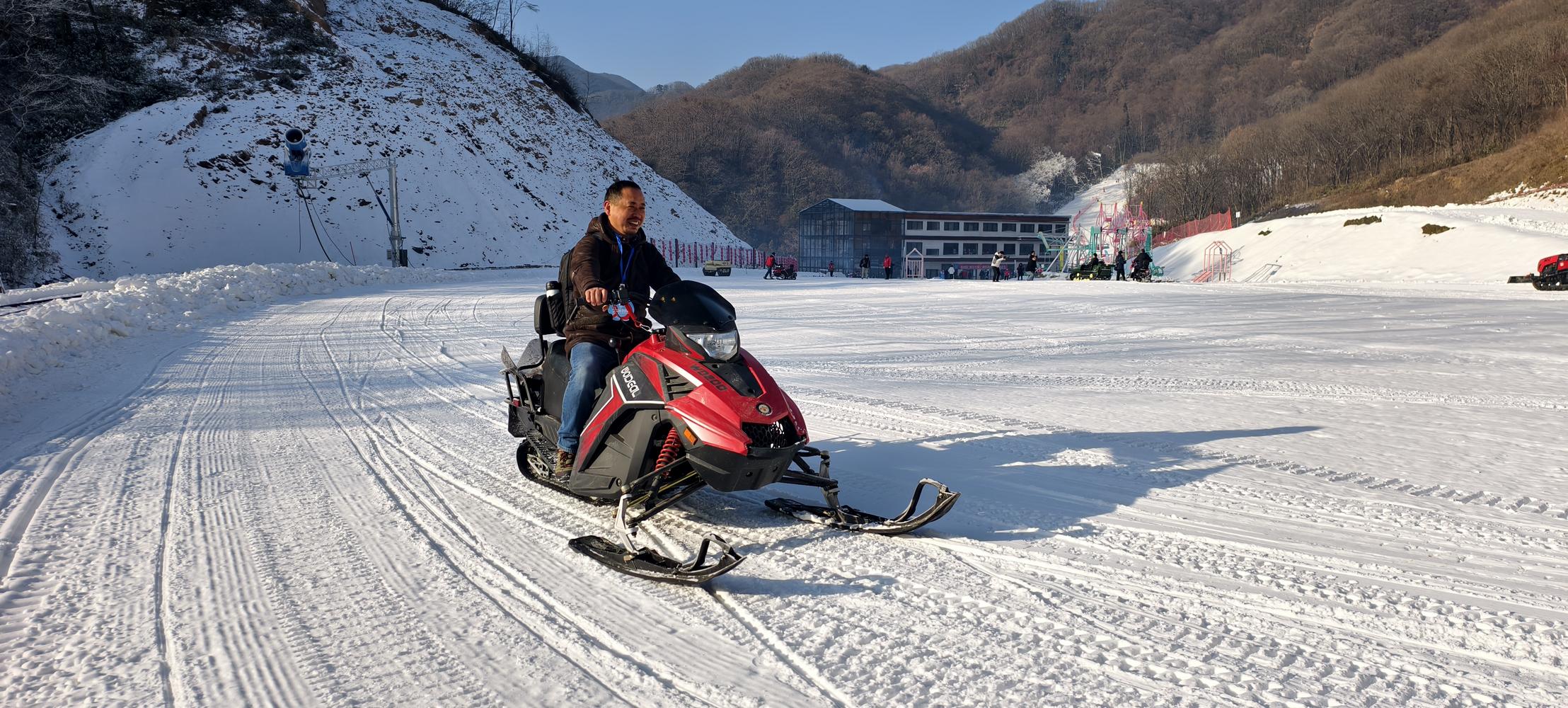 游客在广元月坝滑雪场体验冰雪运动(戚原 摄)