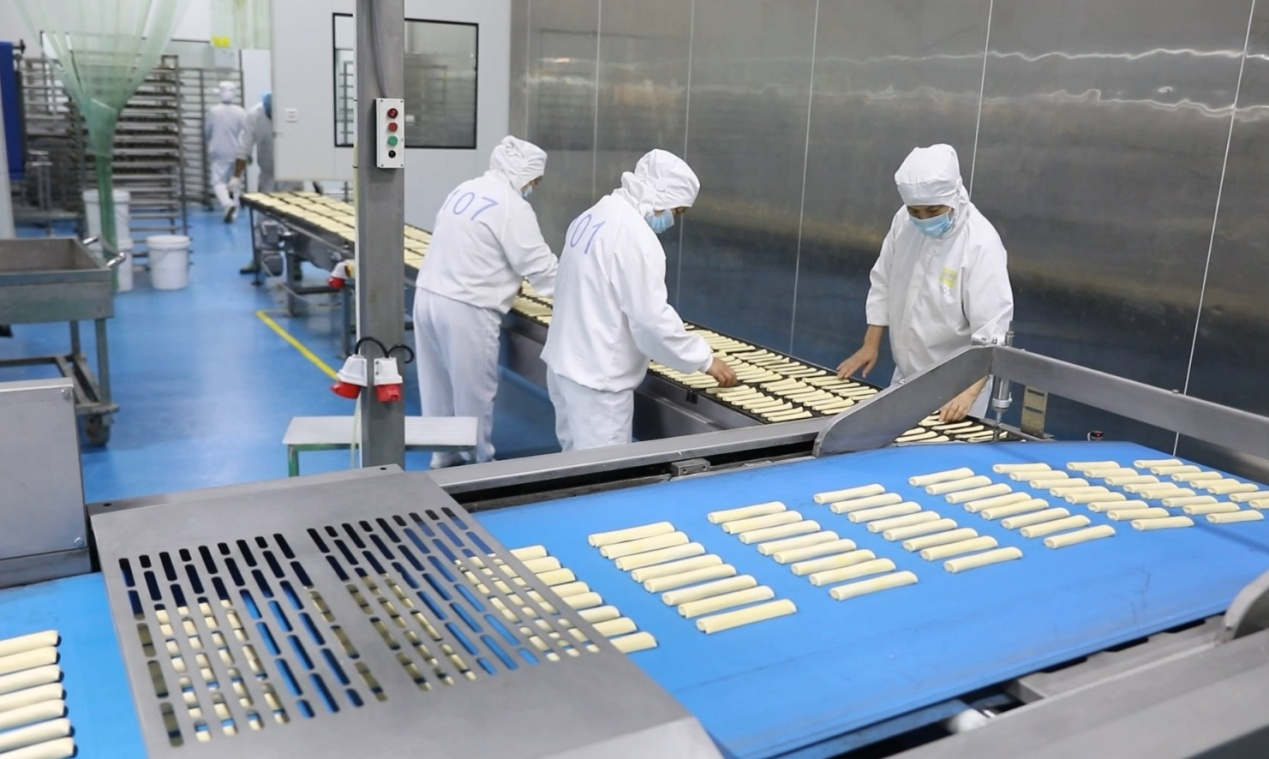 安徽瑞和坊食品科技有限公司生产车间一派繁忙(钱良好 摄)