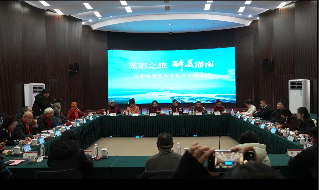 艺术家们一起座谈(周丽萍 摄)