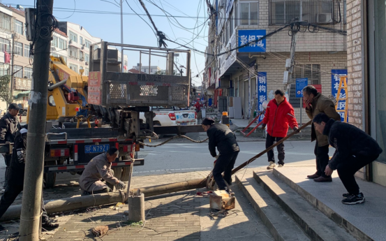 胥营村委会派专班人员拆除损坏电线杆消除安全隐患(程群拥 摄)