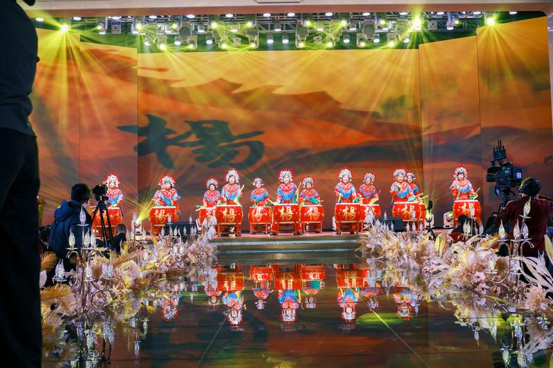 活动现场杨家战鼓表演 (席兆平 摄)